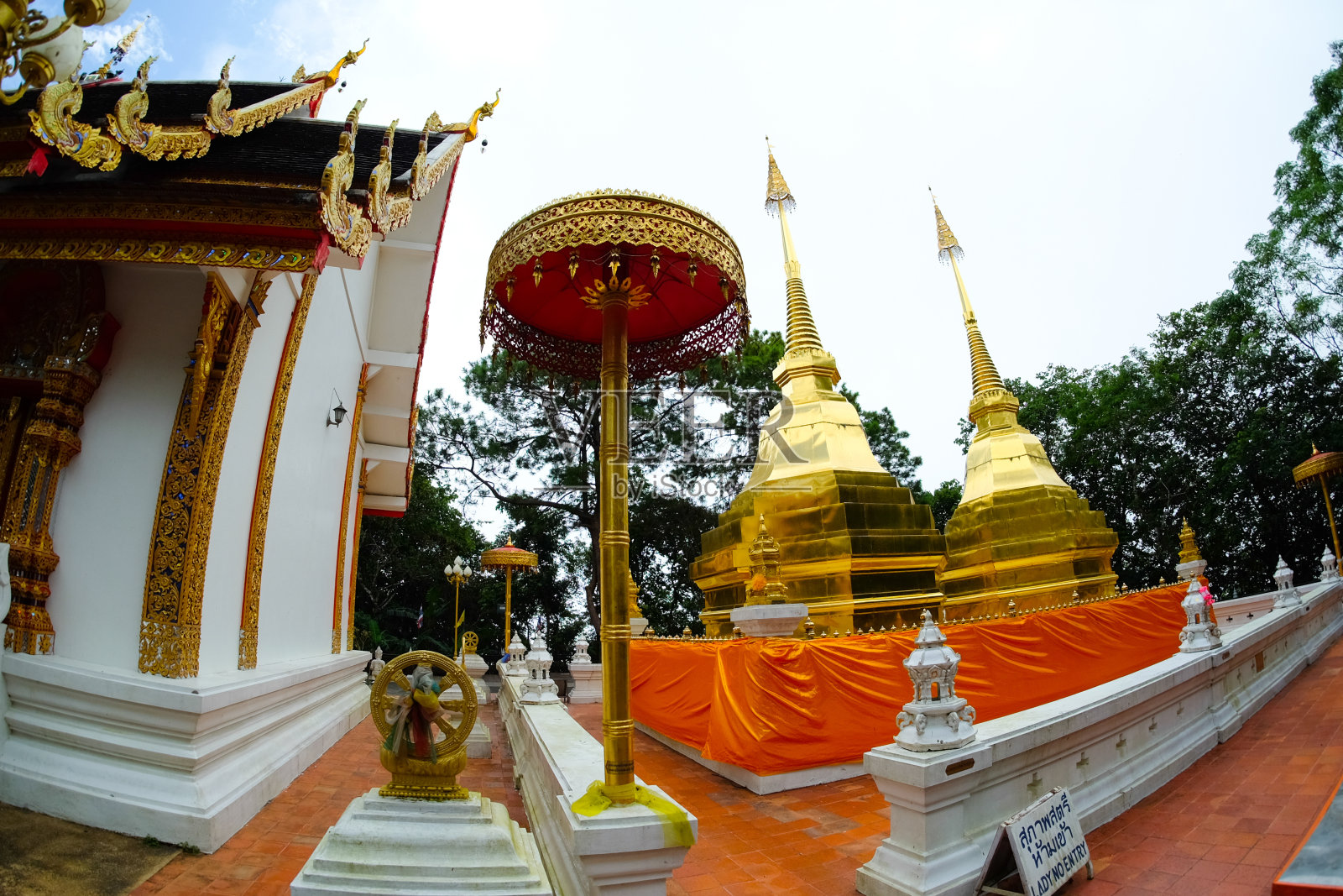 位于泰国北部清莱省的卧佛寺。照片摄影图片