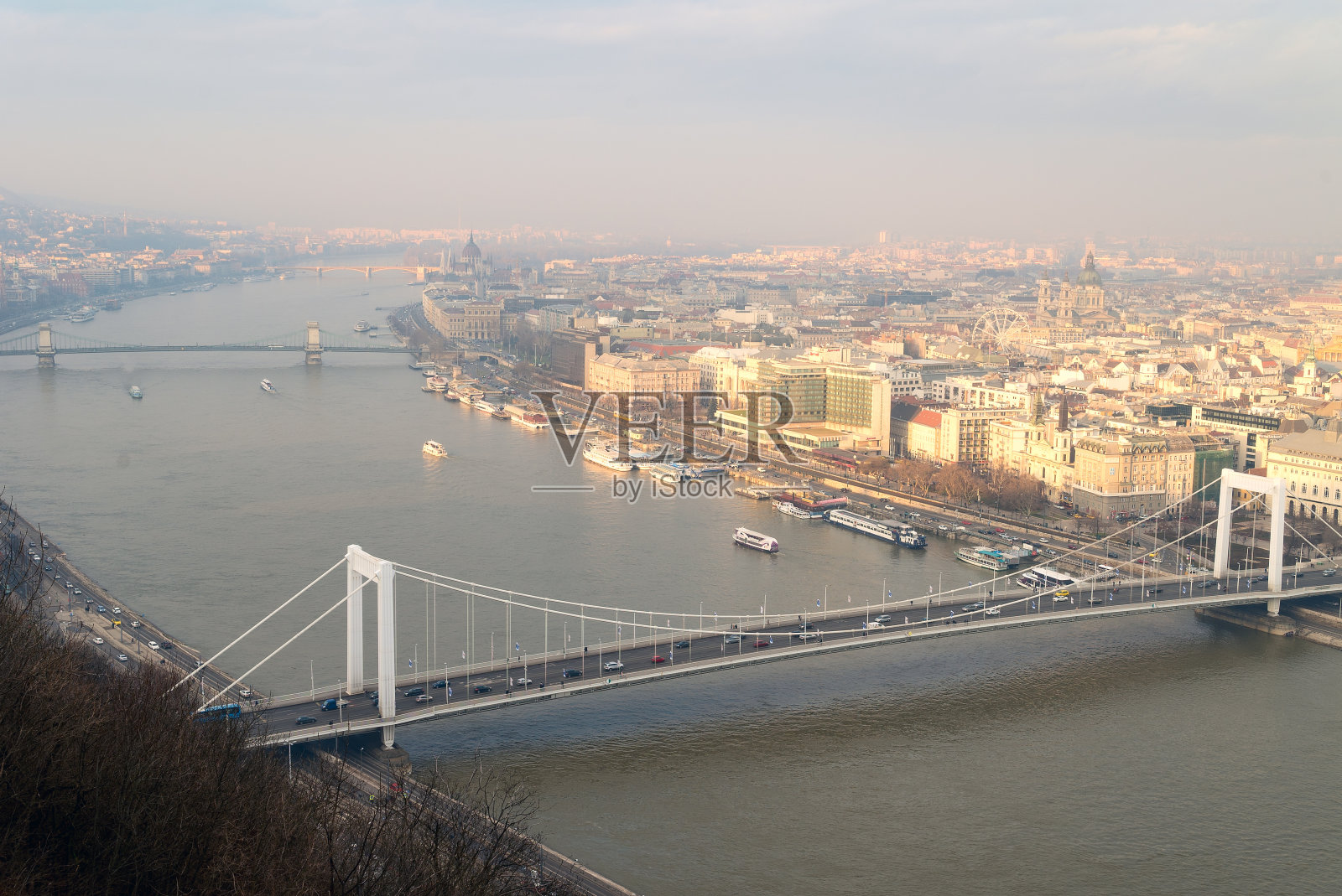 多瑙河和城市的鸟瞰图布达佩斯，匈牙利照片摄影图片
