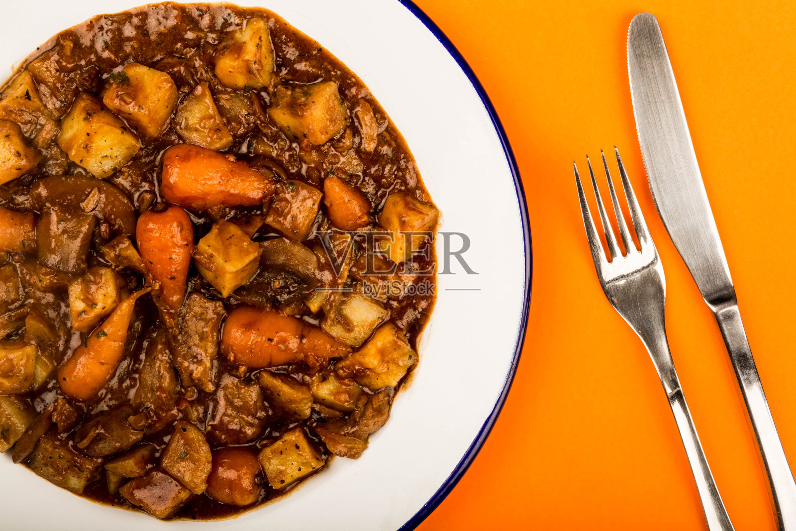 牛肉红酒砂锅配烤土豆，胡萝卜和蘑菇照片摄影图片