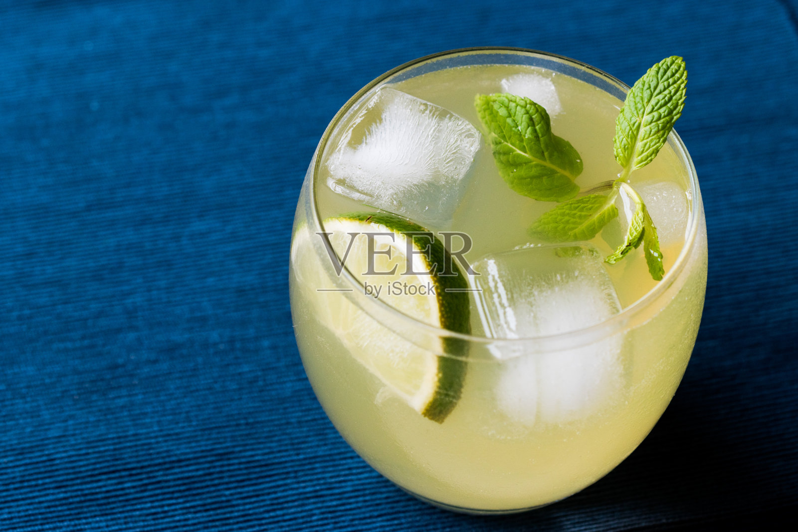 黄色柠檬鸡尾酒，加柠檬和冰。照片摄影图片