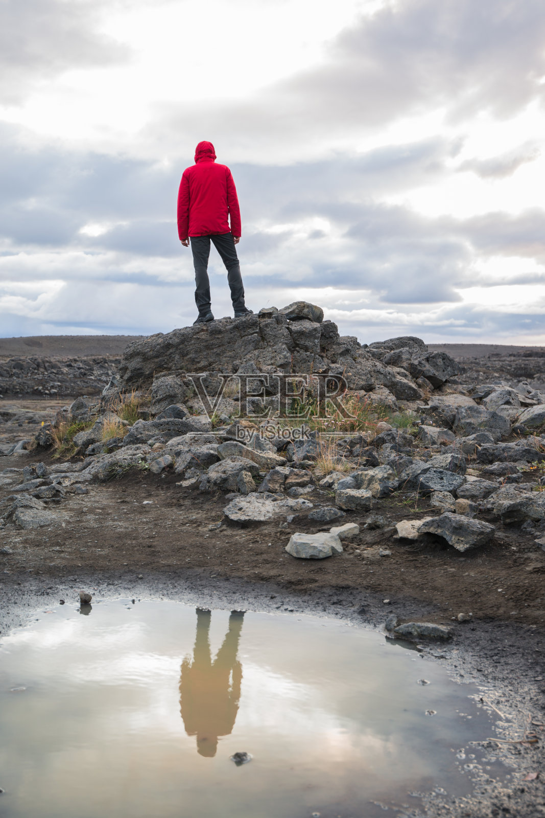 户外男人站在石头上
