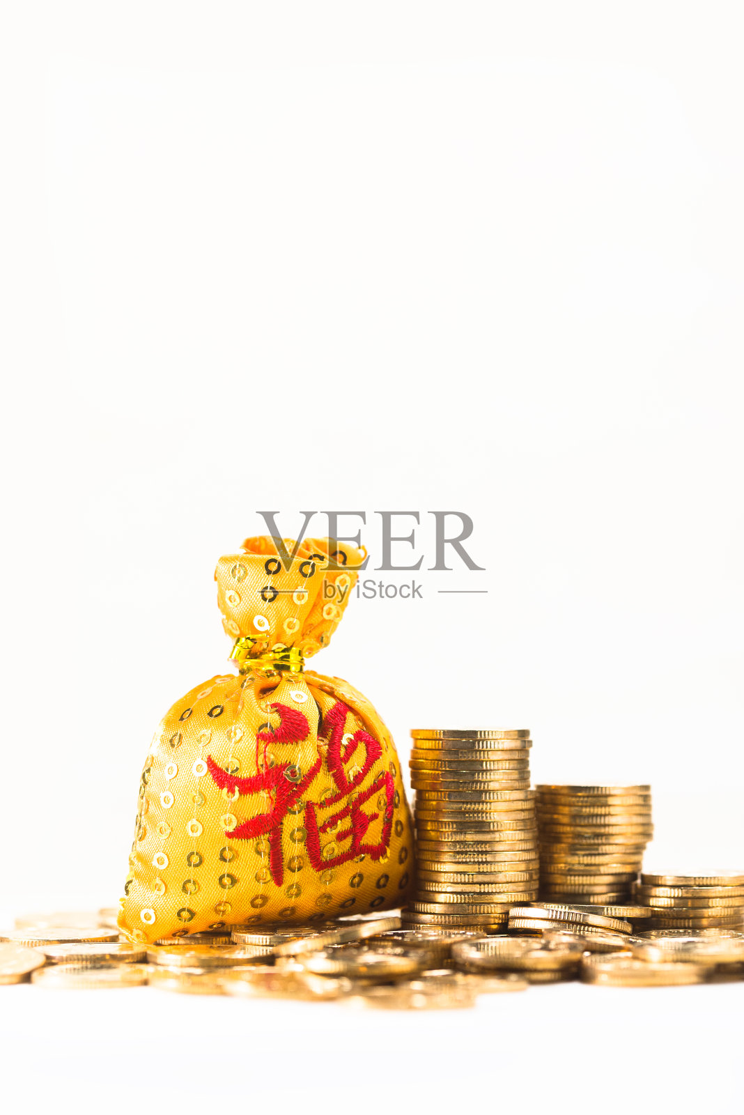 白色背景上有金币的幸运包照片摄影图片