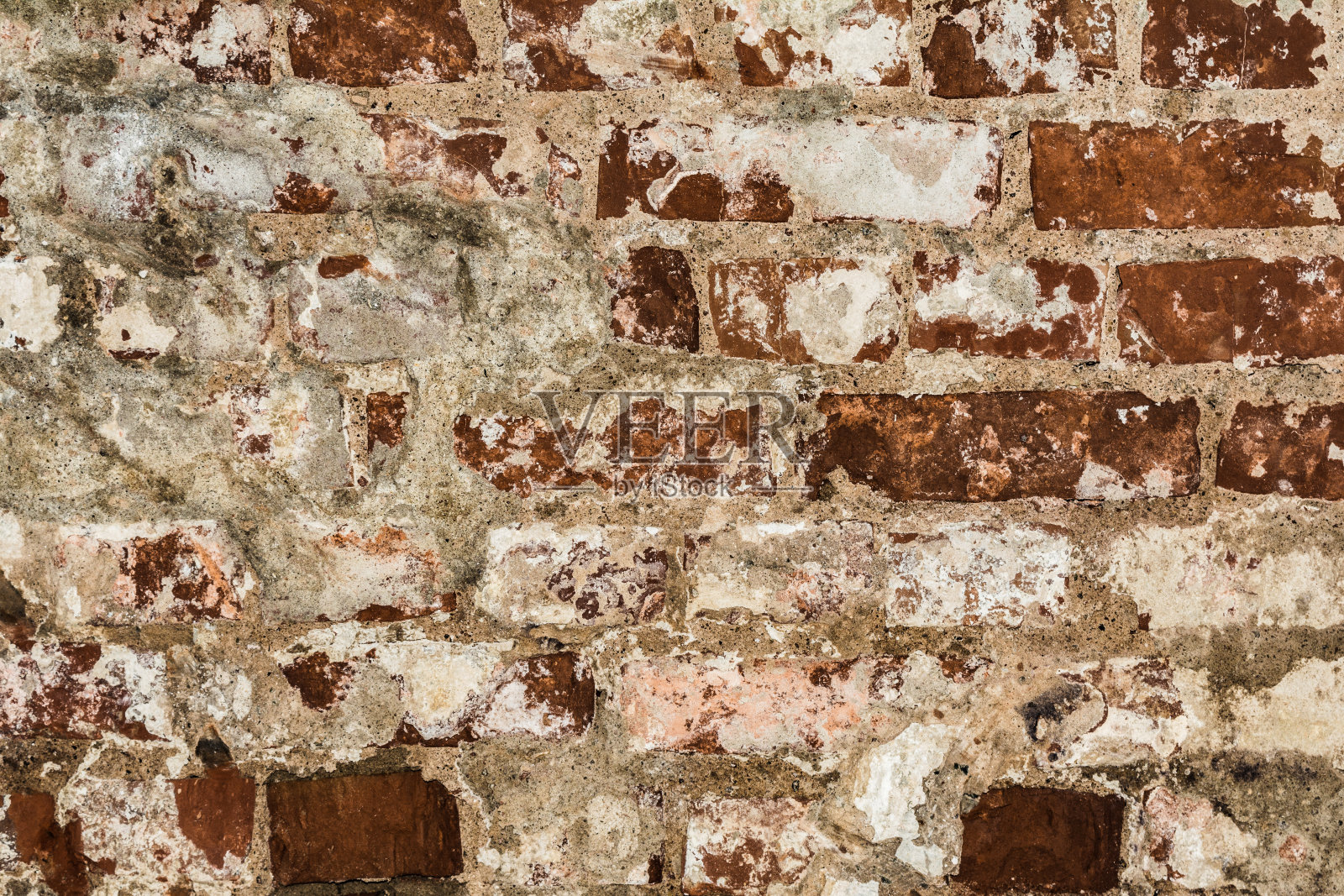 一个古老建筑的旧墙的纹理，一个废弃的灰泥层和开裂的红砖照片摄影图片