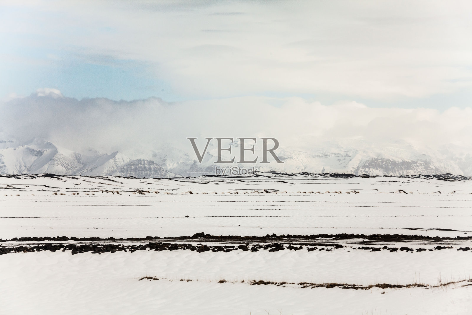 美丽而危险的驾驶道路在冬季雪冰岛照片摄影图片