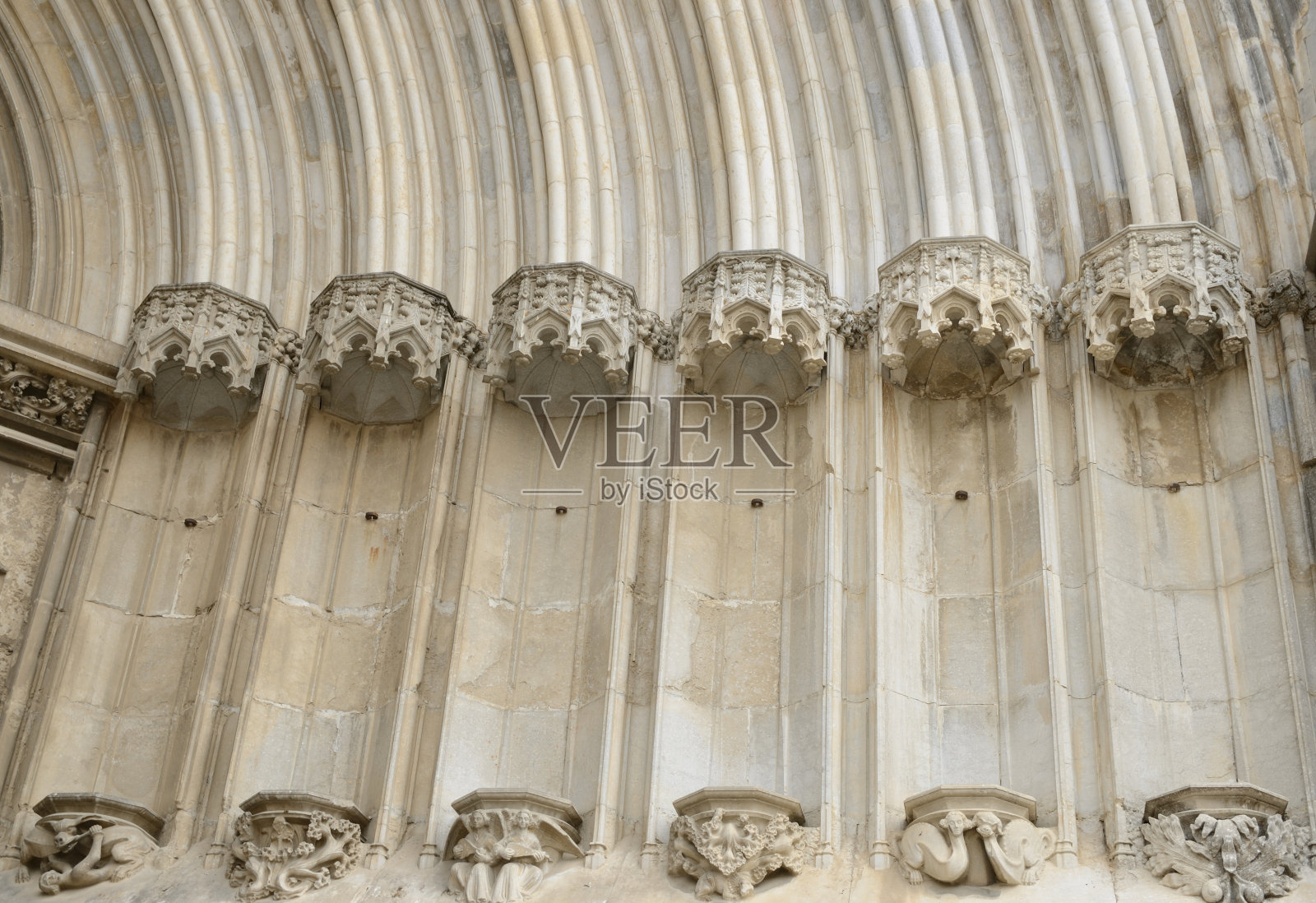 赫罗纳大教堂正面的细节照片摄影图片