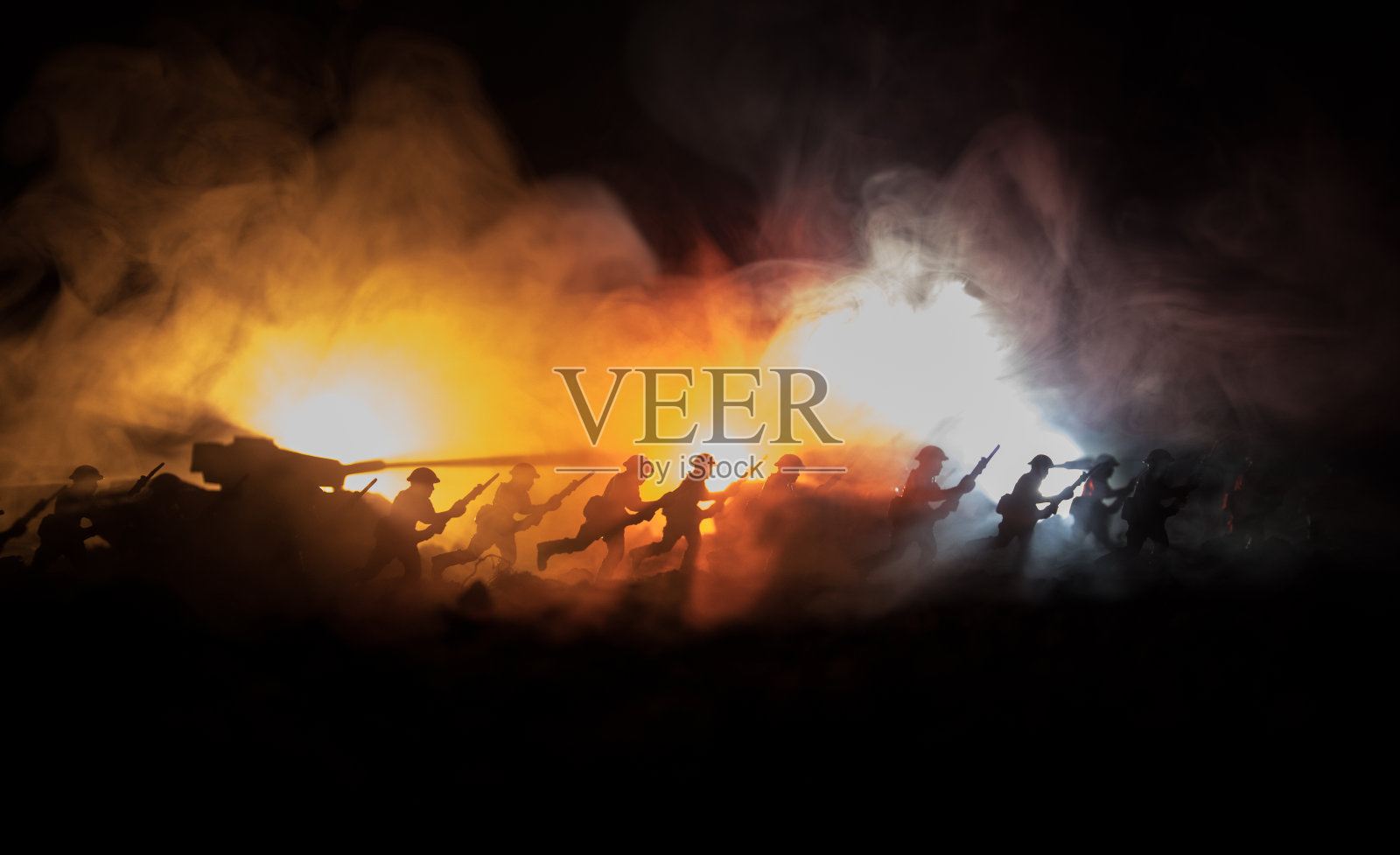 战争的概念。军事剪影战斗场景的战争雾天空背景，世界大战士兵的剪影下多云的天际线在晚上。攻击的场景。装甲车辆。坦克的战斗。照片摄影图片