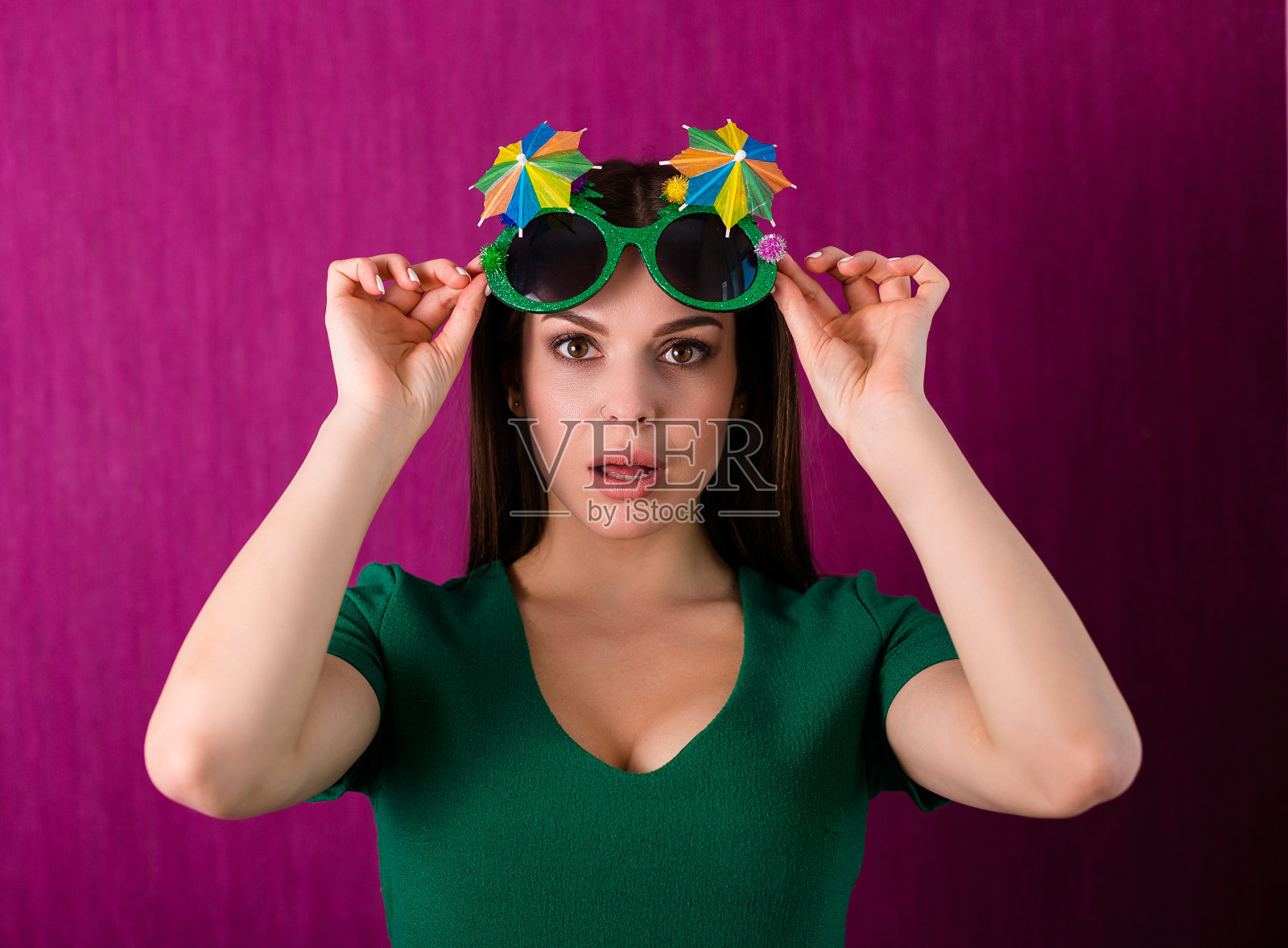 戴着派对眼镜的女人庆祝圣帕特里克节照片摄影图片