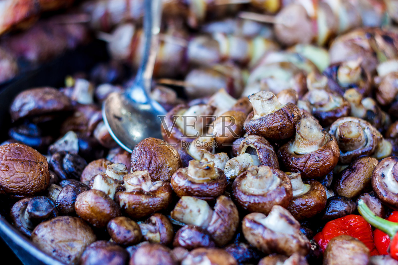 新鲜烤蔬菜、西红柿、蘑菇、茄子、辣椒……照片摄影图片