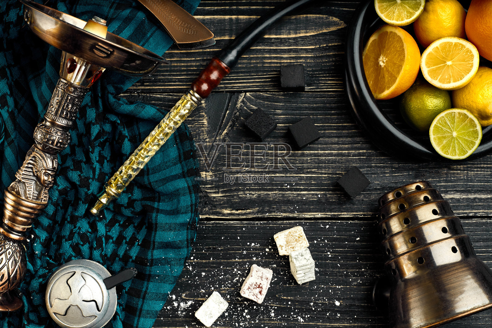 时髦的水烟和篮子，柠檬，酸橙和橙子照片摄影图片