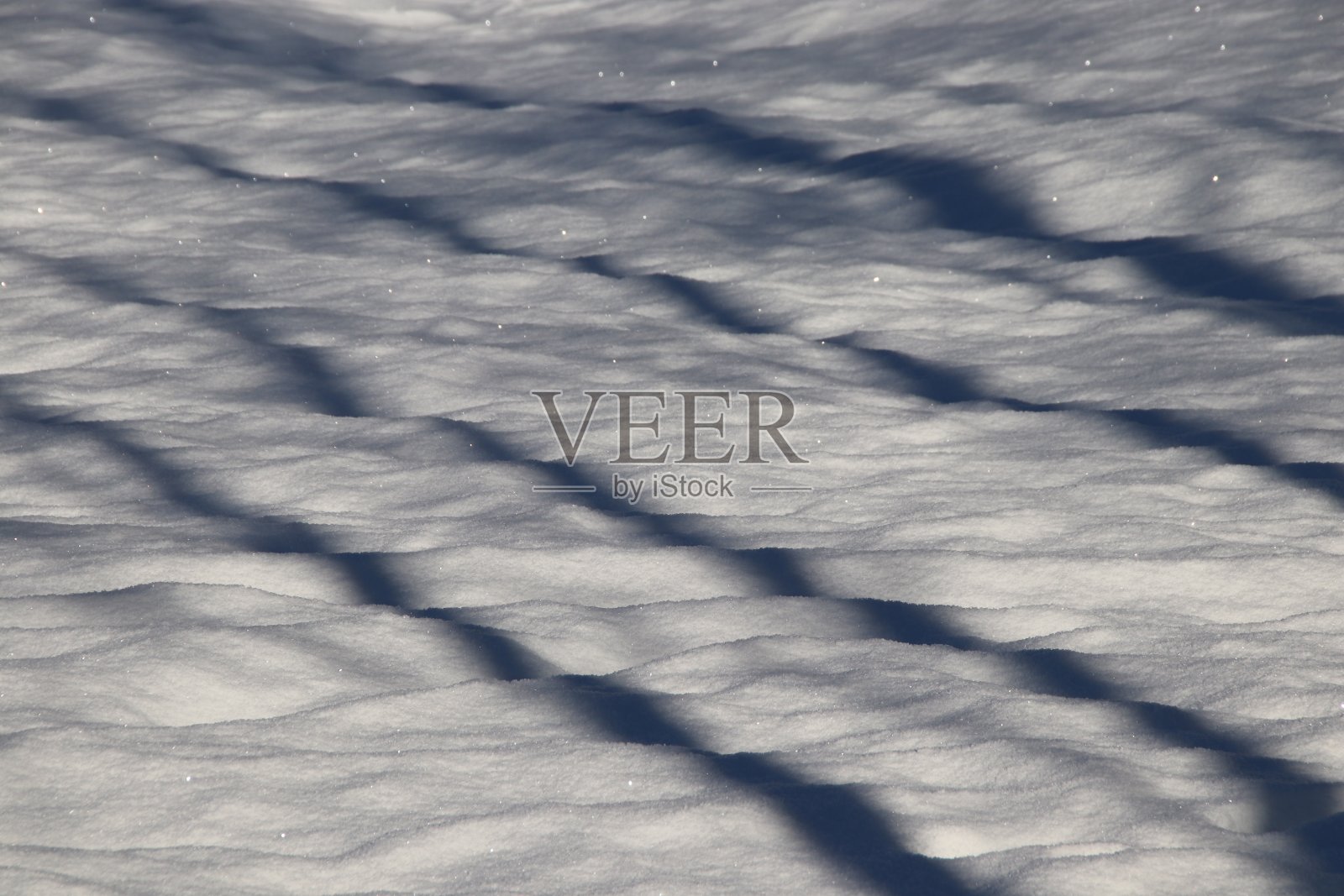 树的阴影和自然的雪模式在一个白色的积雪覆盖的领域，Seefeld，蒂罗尔，奥地利照片摄影图片