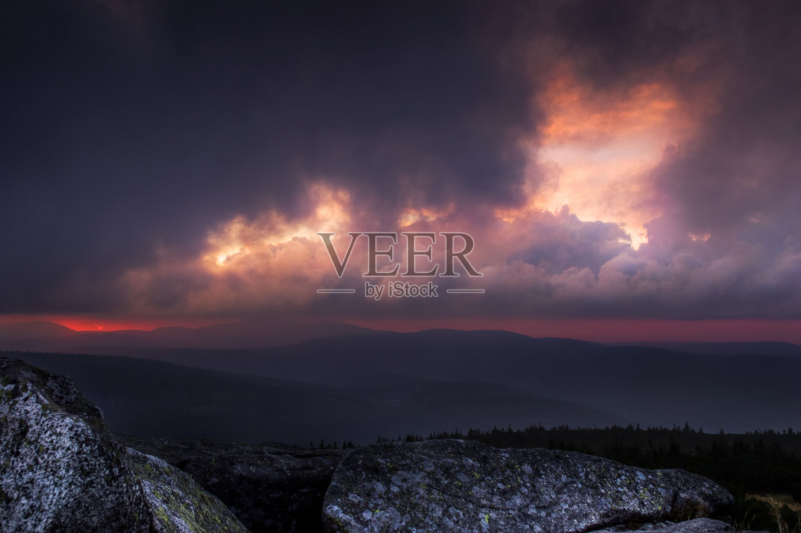 卡科诺斯山的暴风雨日落照片摄影图片