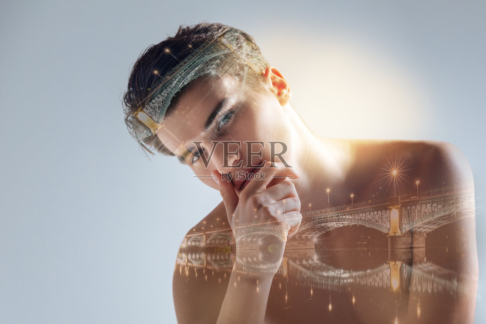 有思想有创意的人看着桥照片摄影图片