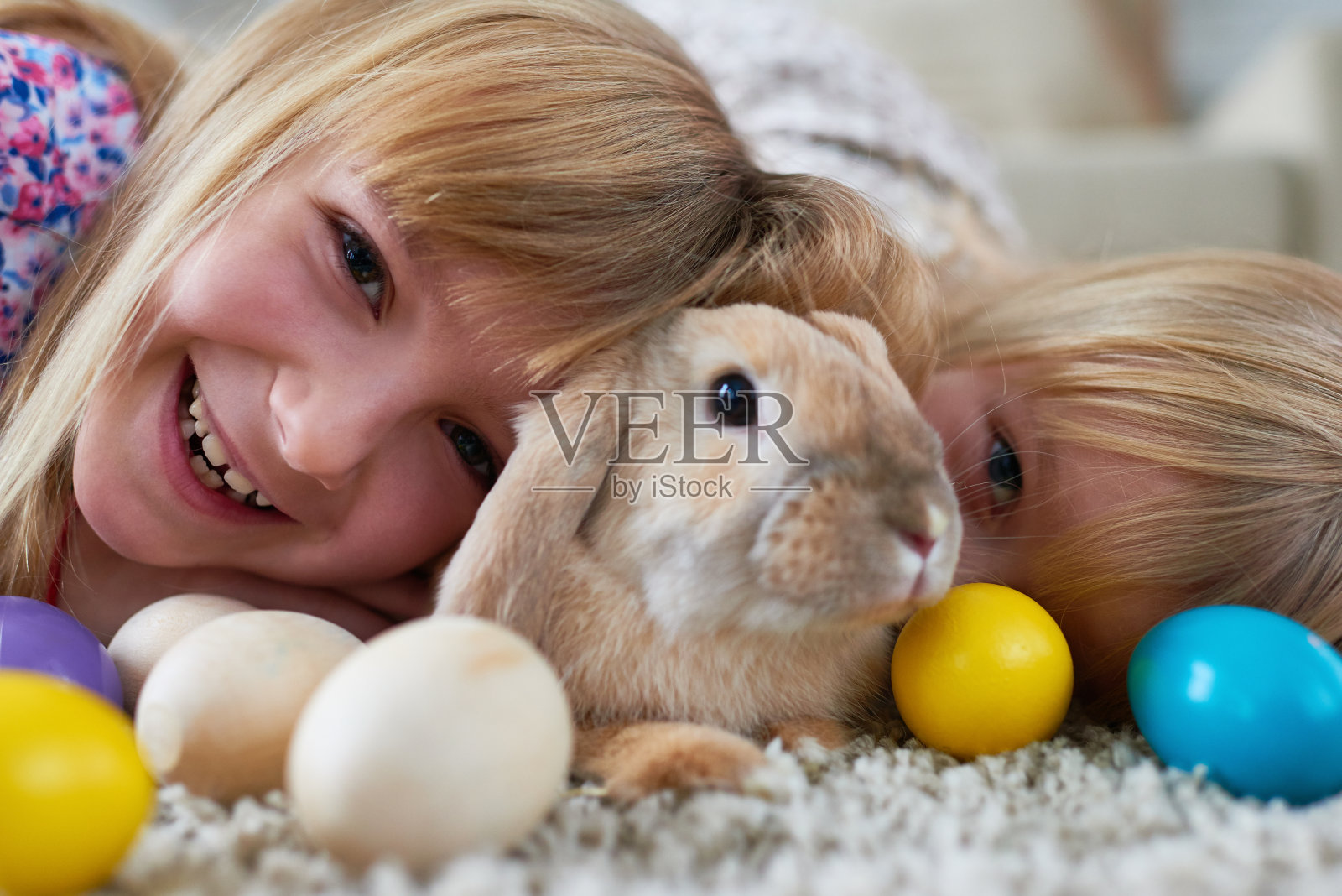 快乐的孩子们拥抱复活节兔子照片摄影图片