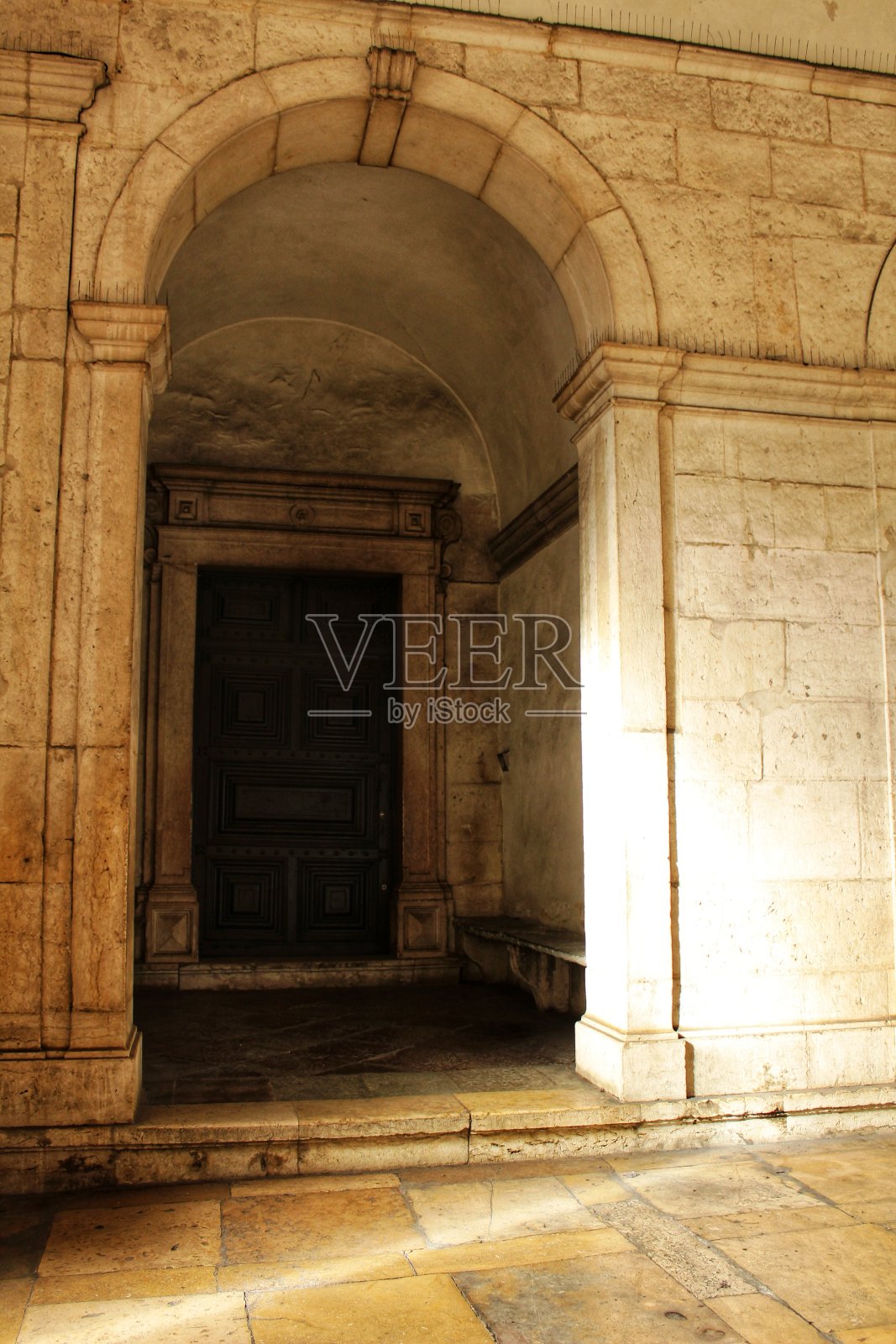 里斯本的老教堂正面照片摄影图片