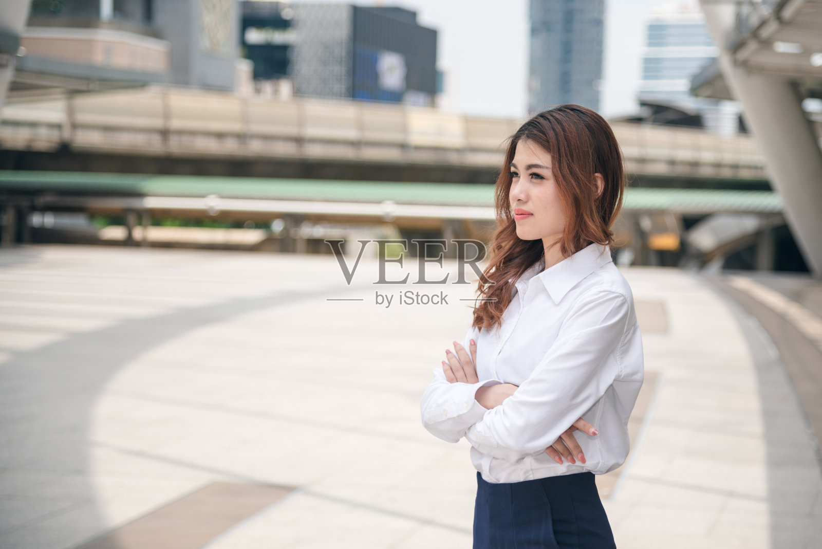 美丽的亚洲女人的肖像看起来自信是站着和思考。照片摄影图片