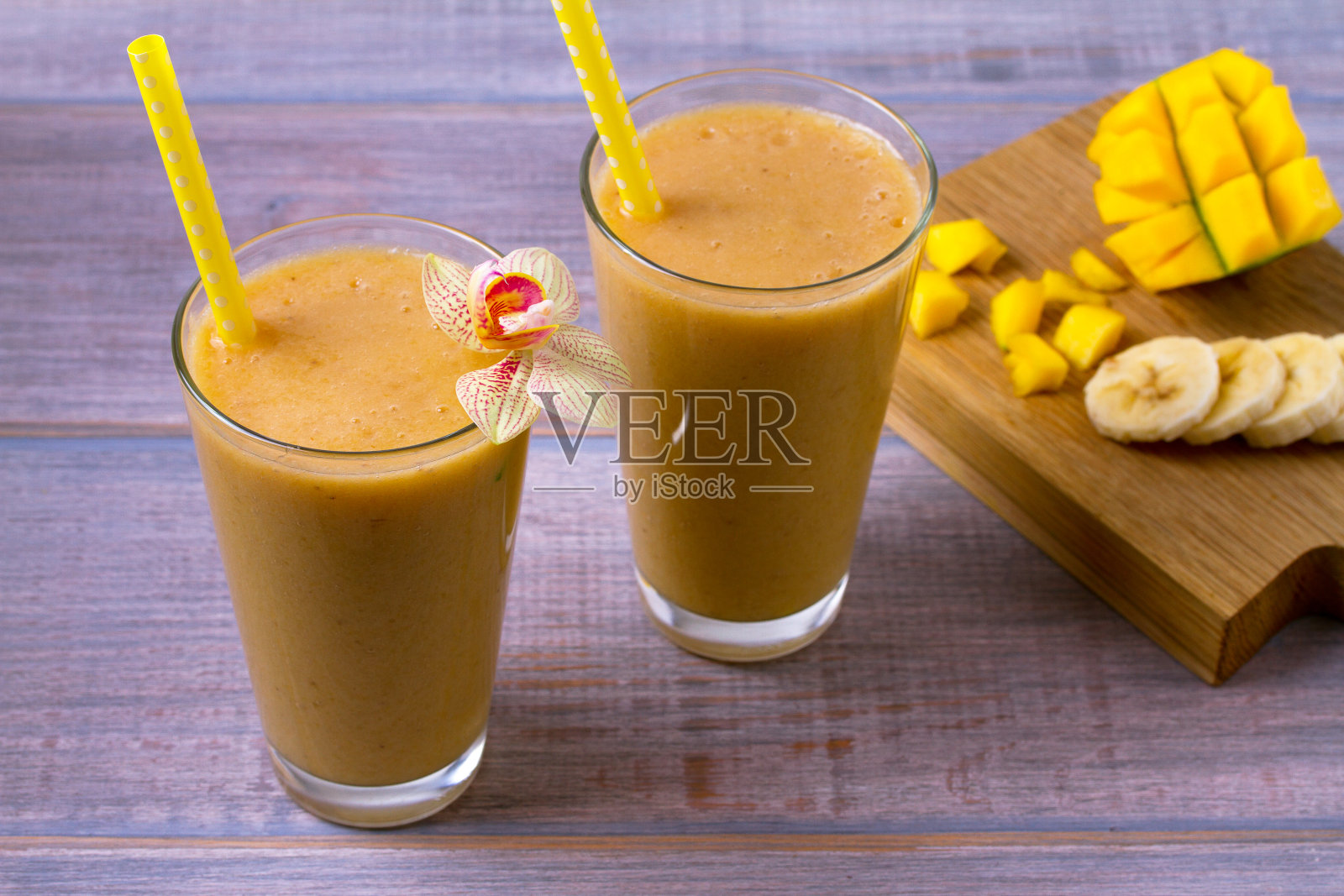 木质背景上的芒果香蕉奶昔照片摄影图片