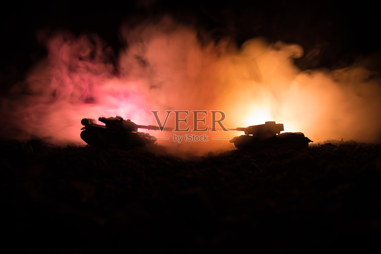 战争的概念。军事剪影战斗场景的战争雾天空背景，世界大战士兵的剪影下多云的天际线在晚上。攻击的场景。装甲车辆。坦克的战斗。照片摄影图片