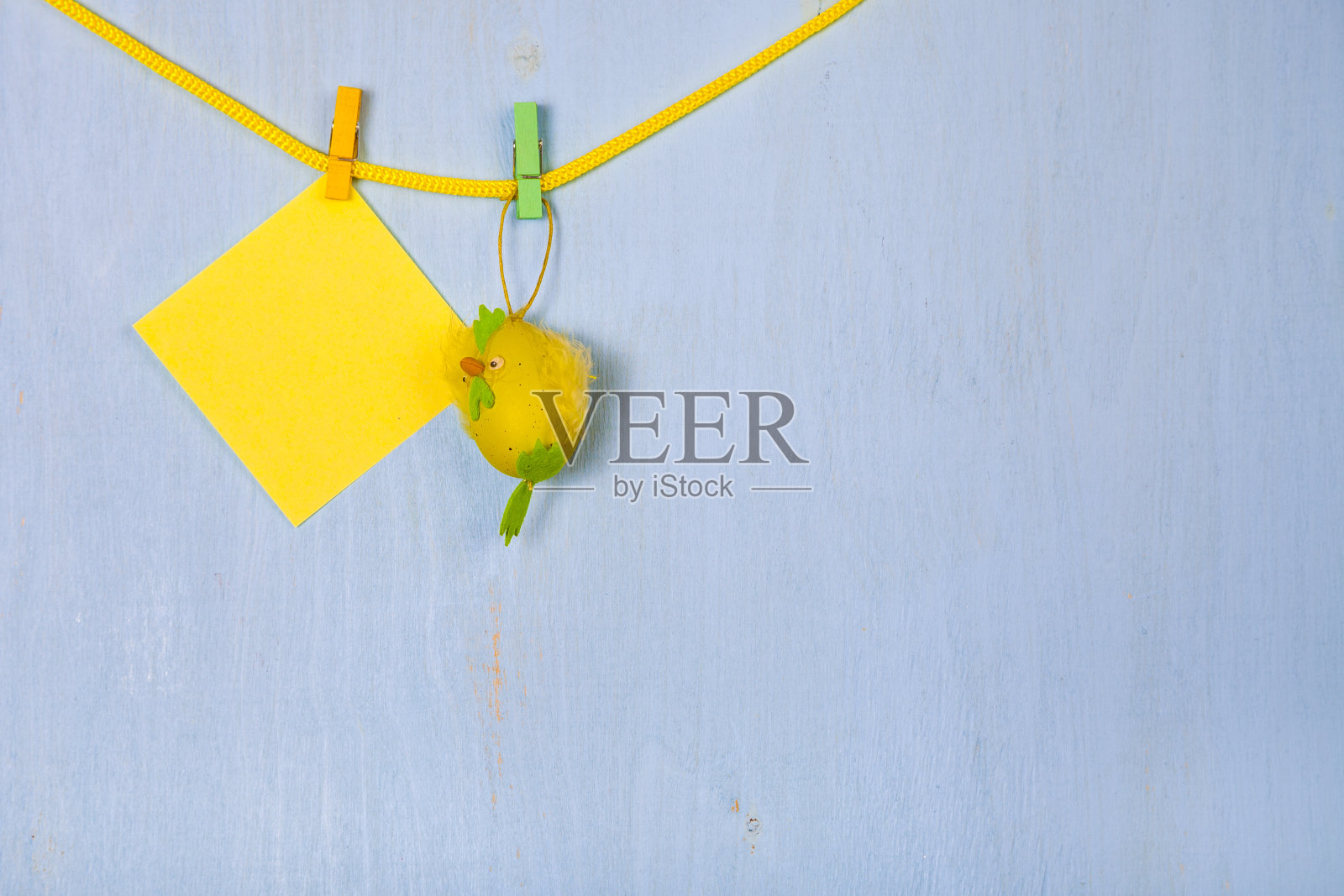 复活节彩蛋和绑在绳子上的纸。照片摄影图片