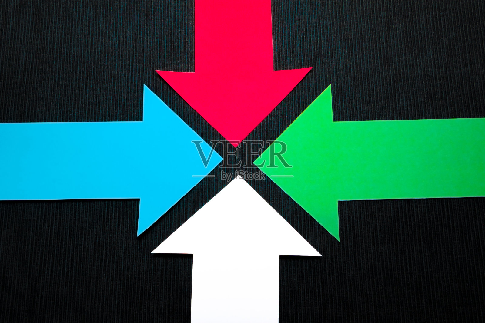 深蓝色纹理背景上的概念性彩色箭头照片摄影图片