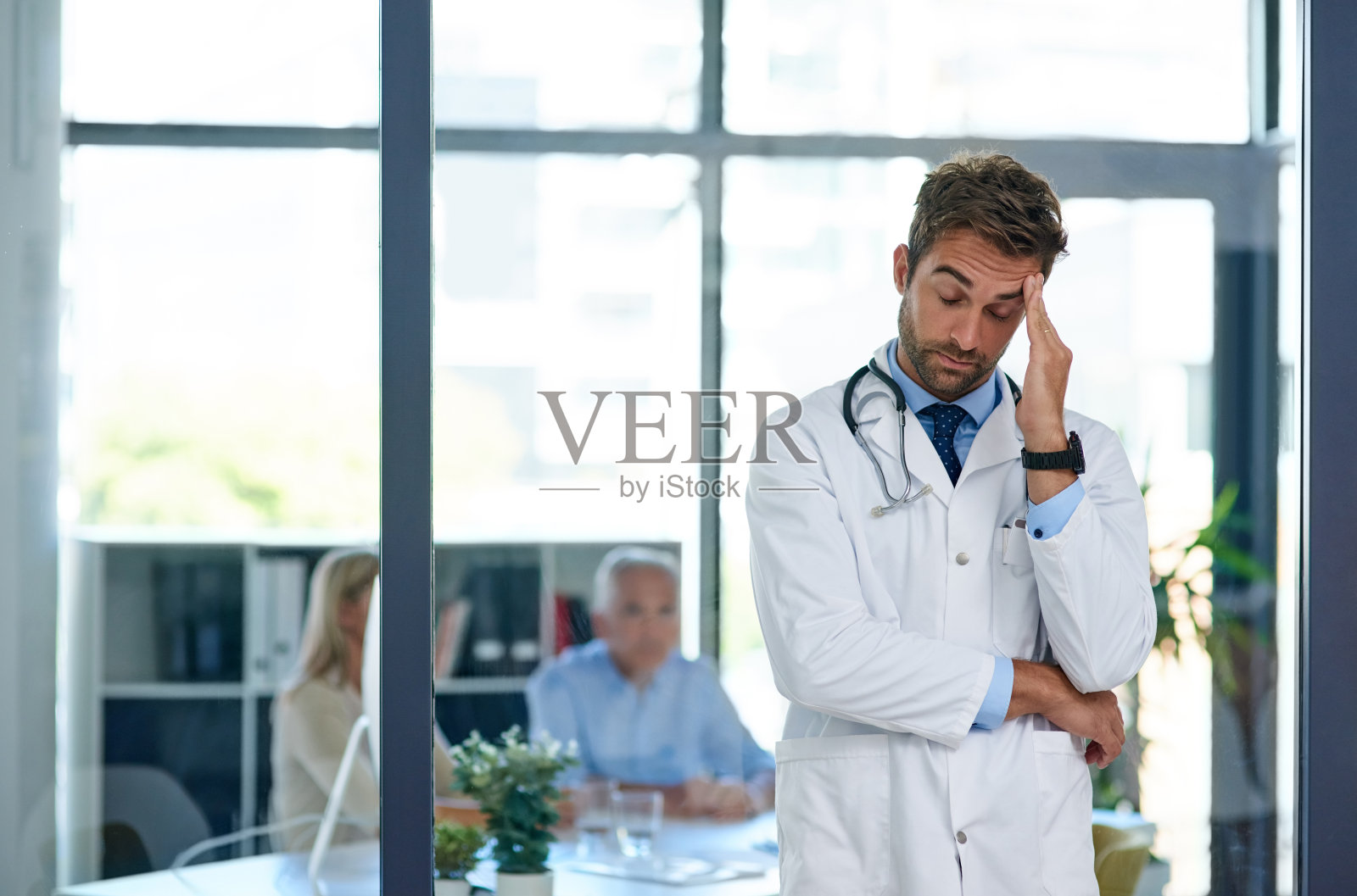 他有坏消息要告诉他的病人照片摄影图片