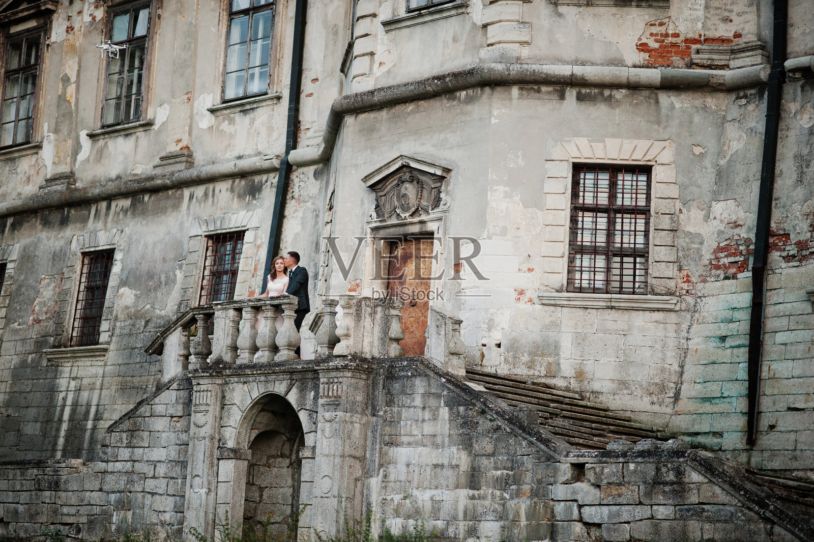 相爱的新婚夫妇照片摄影图片