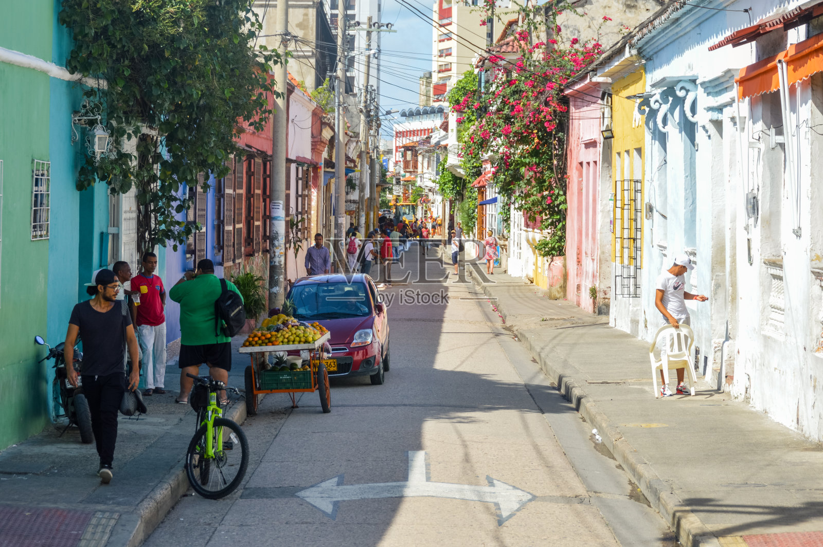 哥伦比亚卡塔赫纳的热闹街照片摄影图片