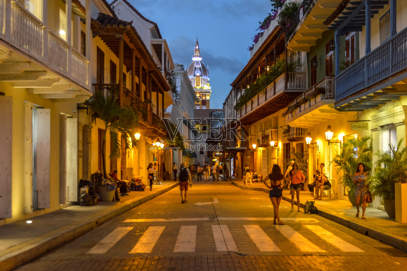 哥伦比亚卡塔赫纳的热闹街照片摄影图片