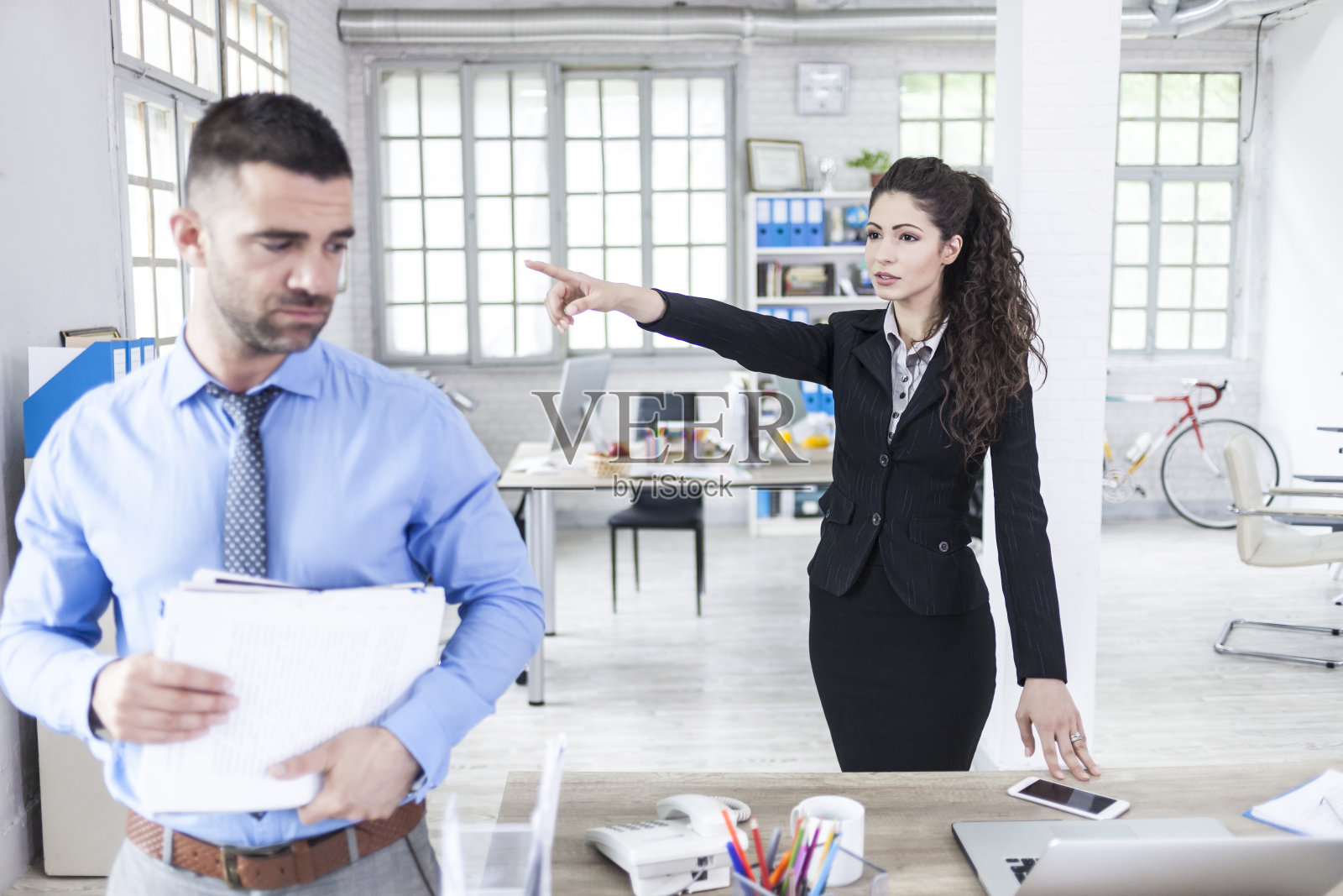 女商人解雇了她的助理照片摄影图片