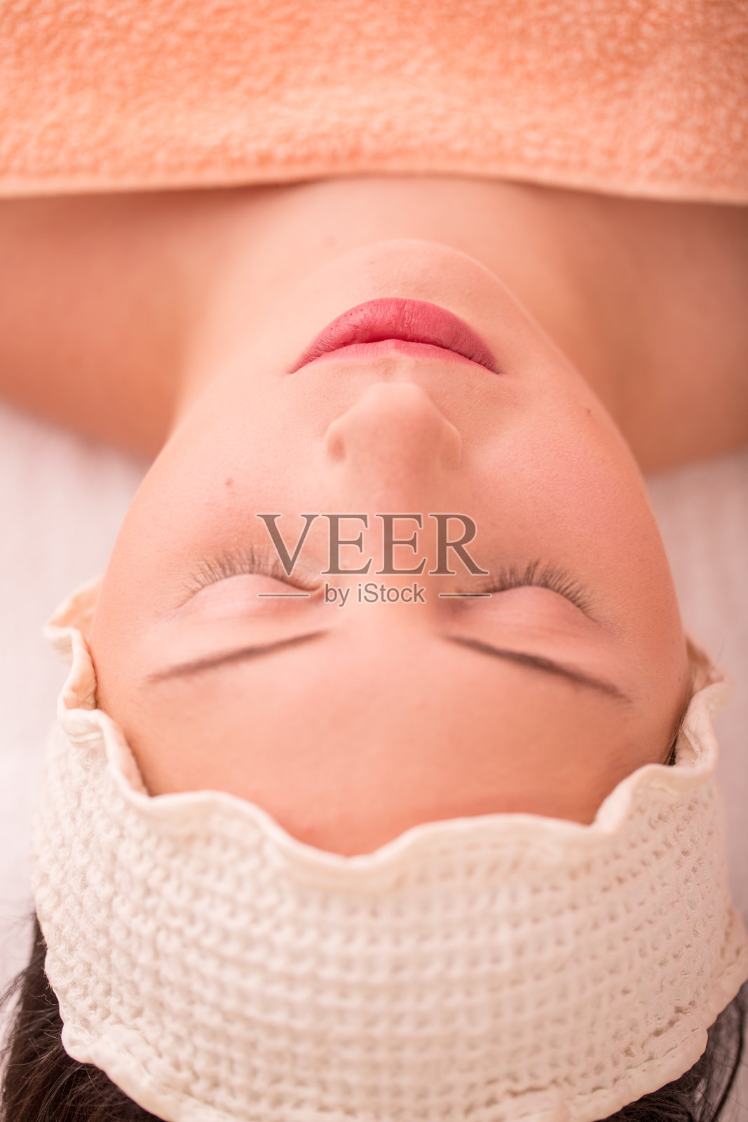 美丽的年轻女子在脸部美容治疗照片摄影图片