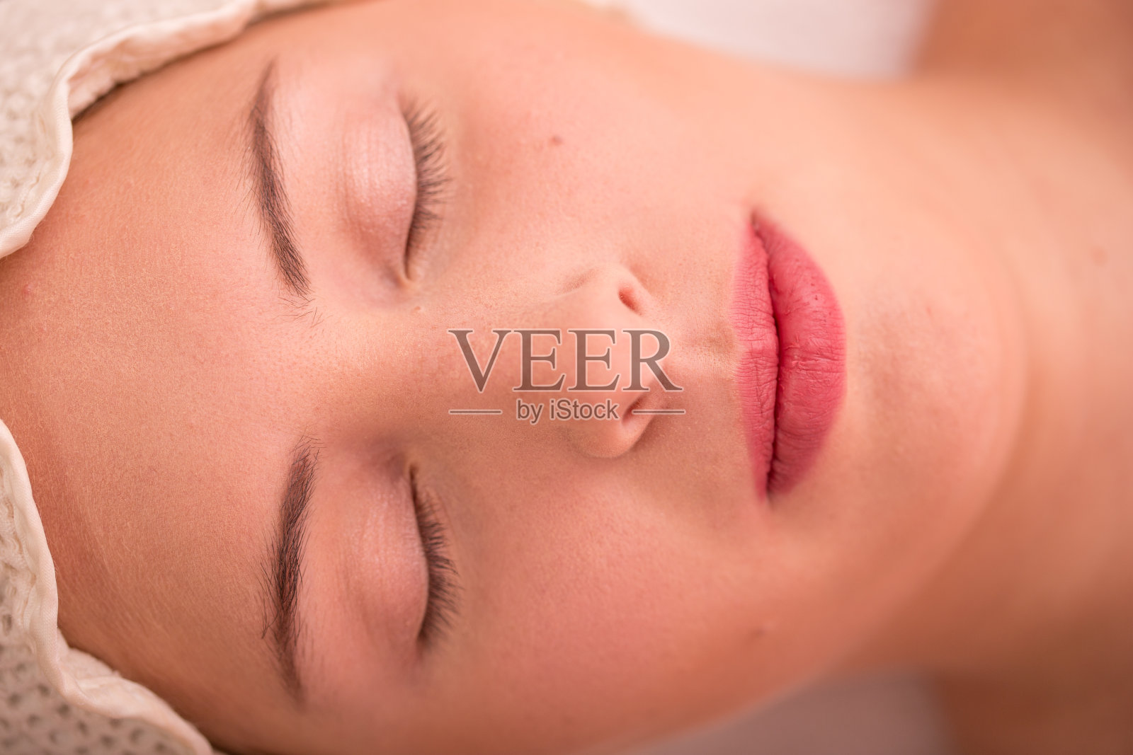 美丽的年轻女子在脸部美容治疗照片摄影图片