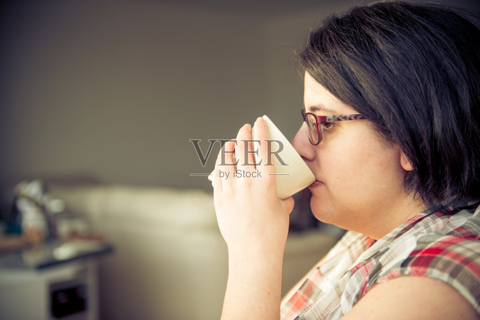 西班牙妇女在家里放松时喜欢喝咖啡的肖像照片摄影图片