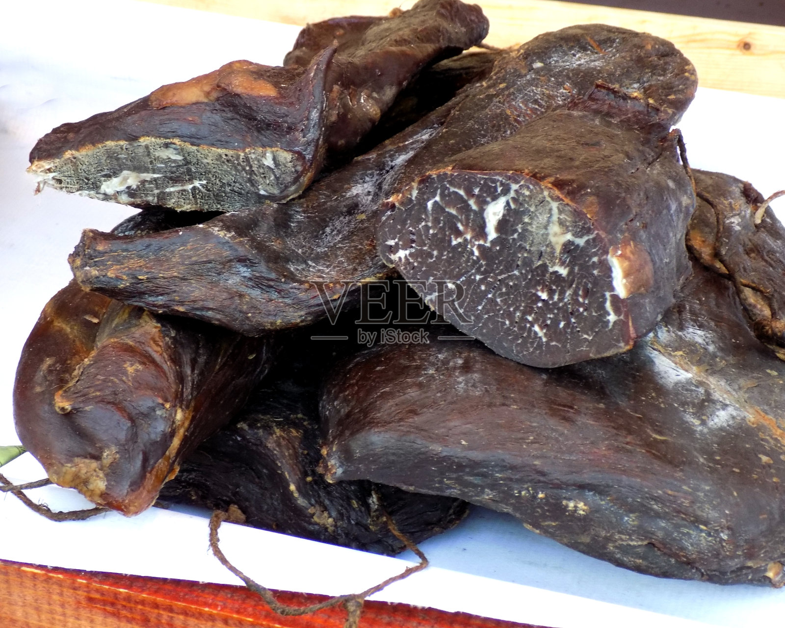 肉店的烟熏肉制品和肉干制品照片摄影图片