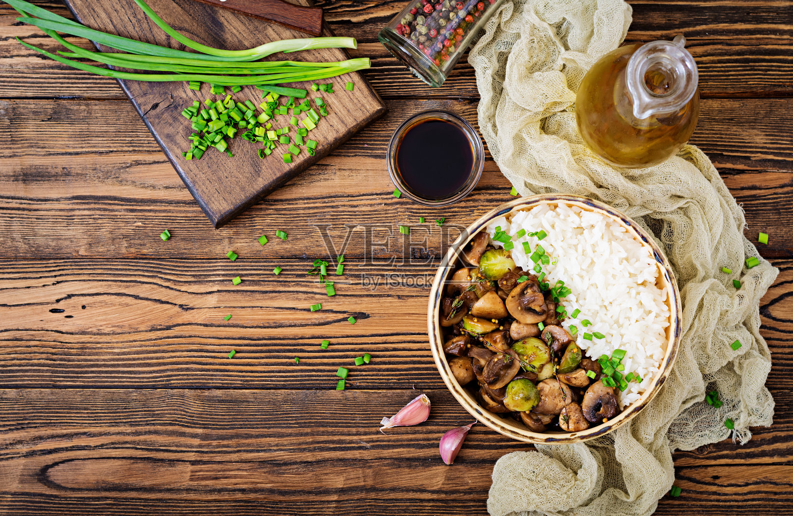素食菜单。饮食的食物。亚洲风格的蘑菇和球芽甘蓝煮饭。前视图。平的。照片摄影图片