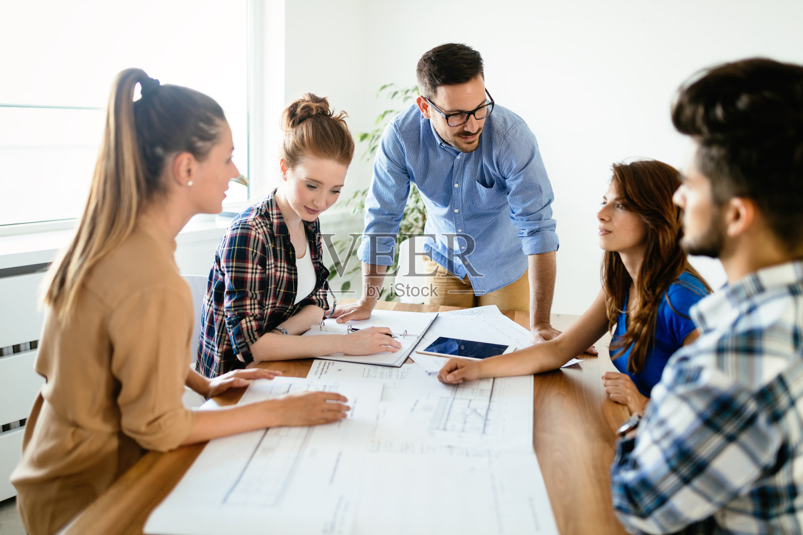 商业伙伴讨论文档和想法的图像照片摄影图片