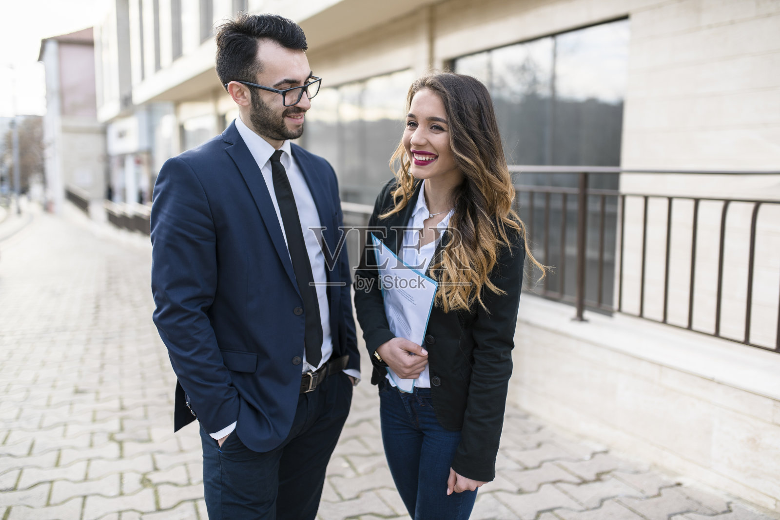 商人和女商人在城市街道上交谈照片摄影图片