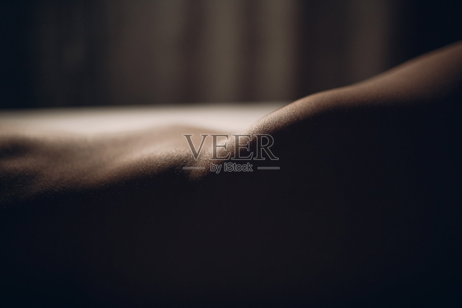 一个美丽的女性身体。胃。身体线条。照片摄影图片