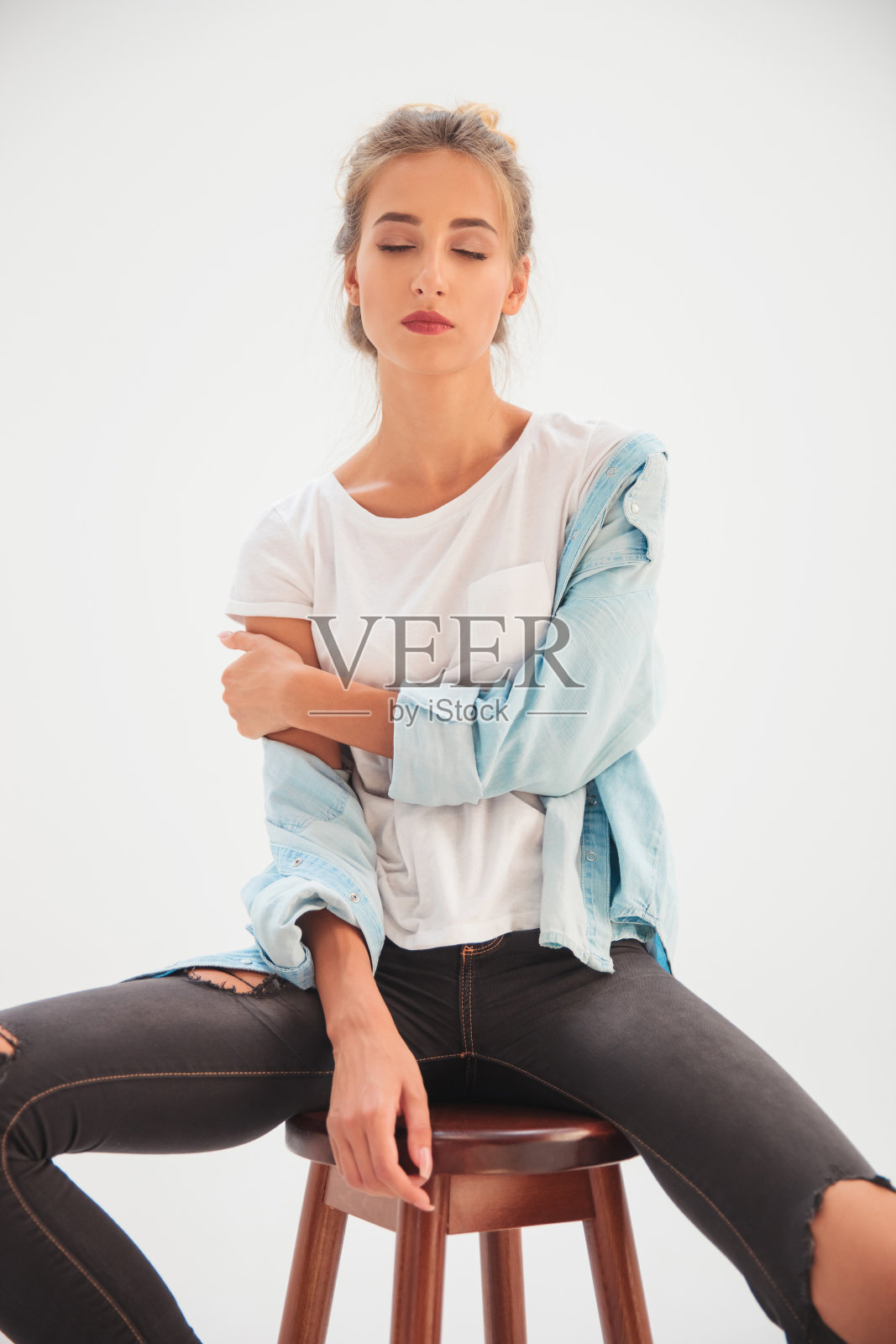 随便坐着的女人正闭着眼睛休息照片摄影图片