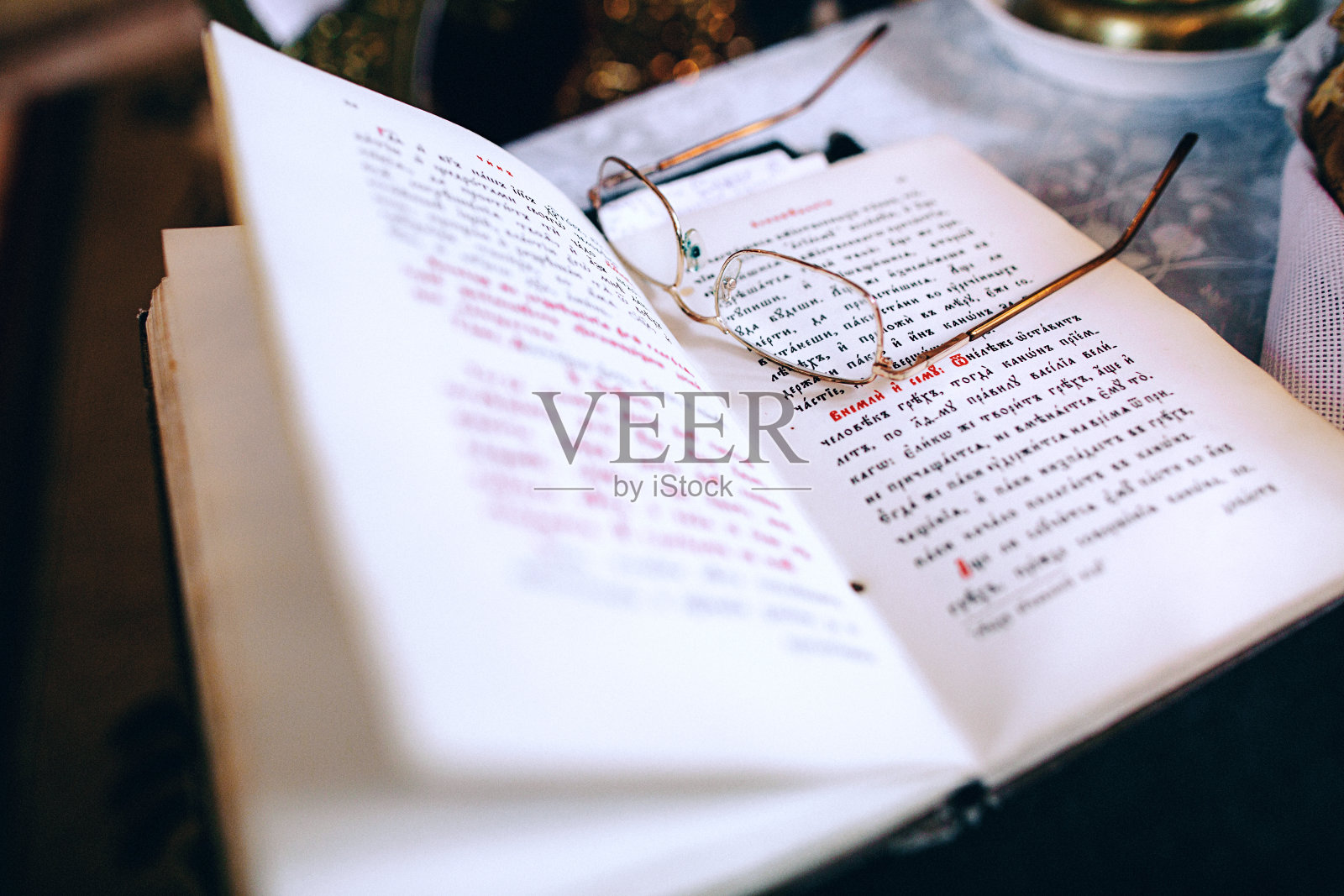 书和眼镜。照片摄影图片