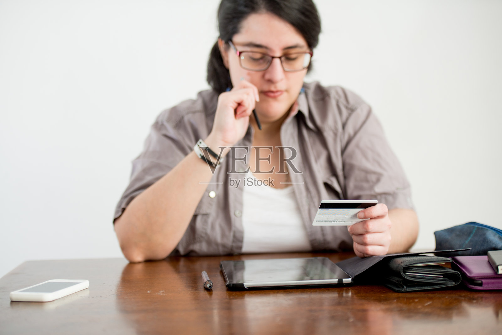 成年女性在家用信用卡在线支付照片摄影图片