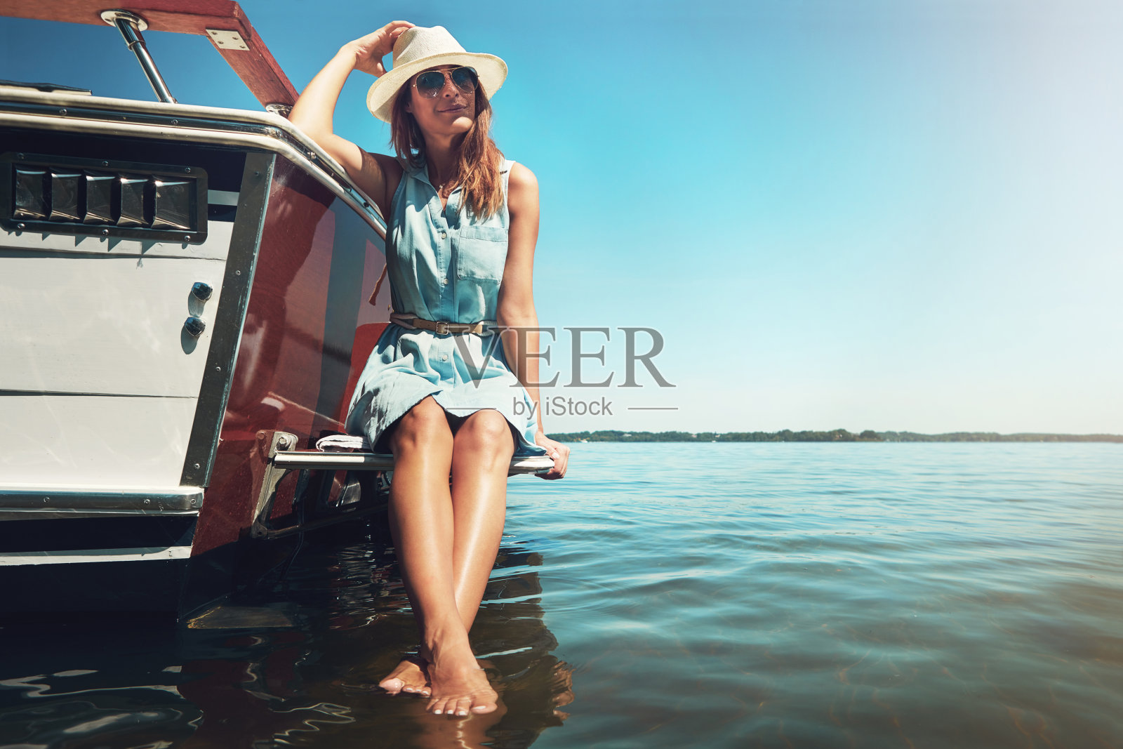 起飞，驶向大海照片摄影图片