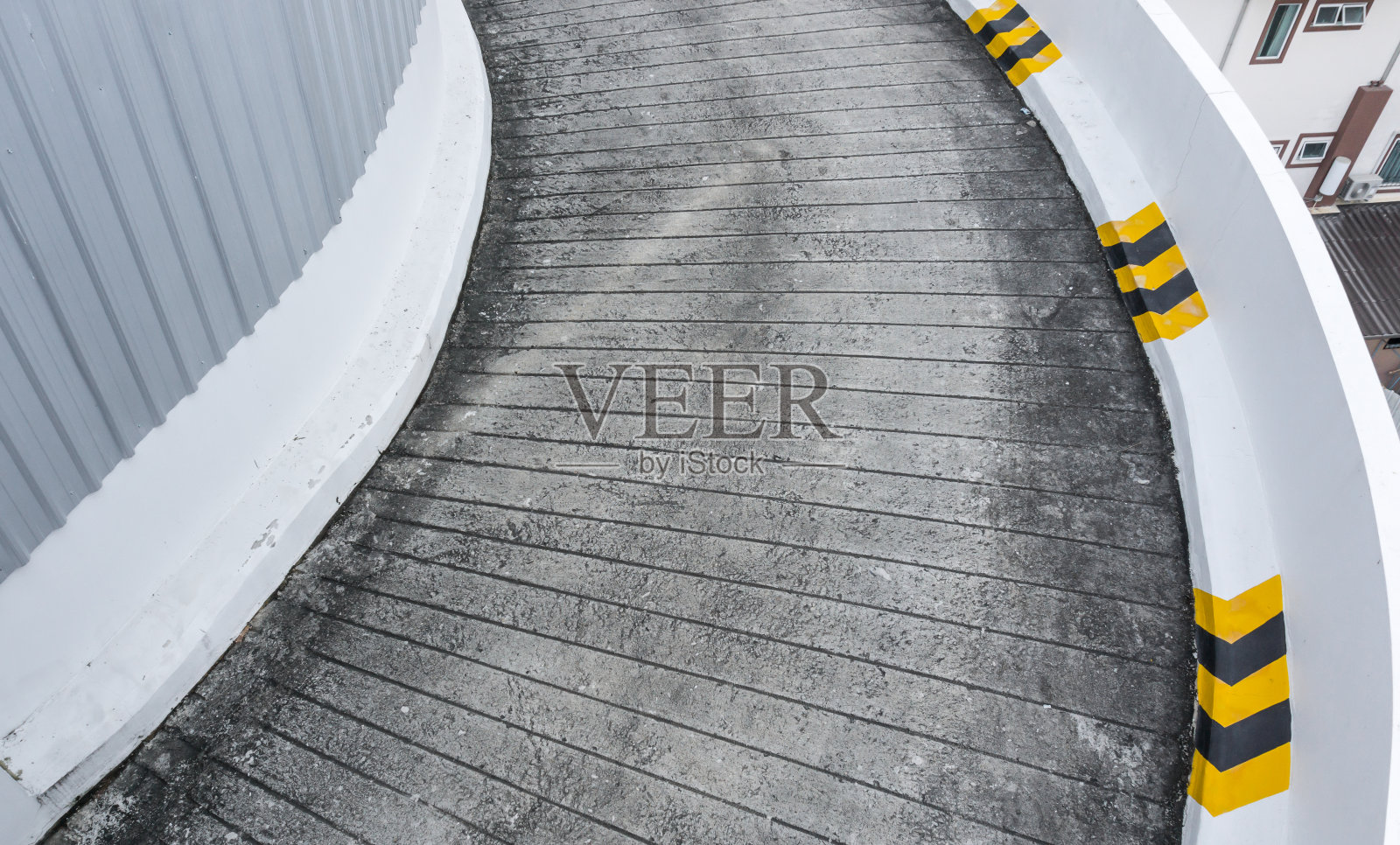 混凝土道路匝道停车车库车库匝道旁边有黄线照片摄影图片