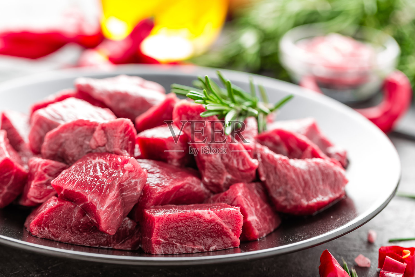 在黑色背景上切成薄片的生牛肉照片摄影图片