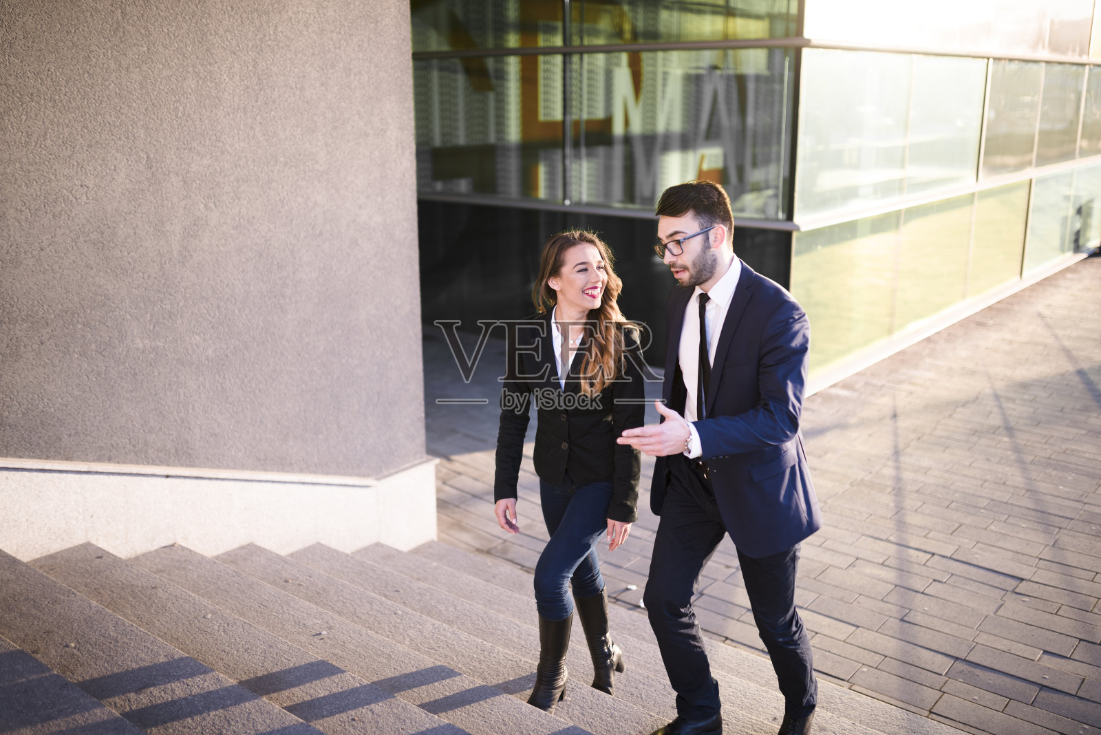 商人和女商人走上楼梯照片摄影图片