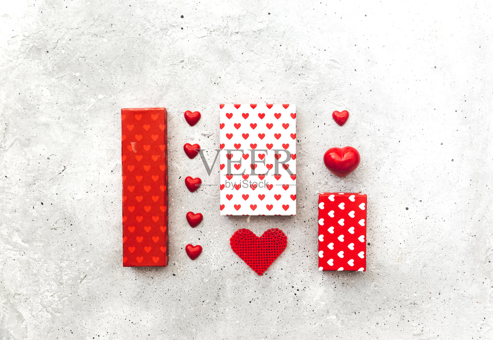 爱的心和礼品盒在复古的纹理背景。情人节贺卡的概念。心和礼物的情人节背景。照片摄影图片