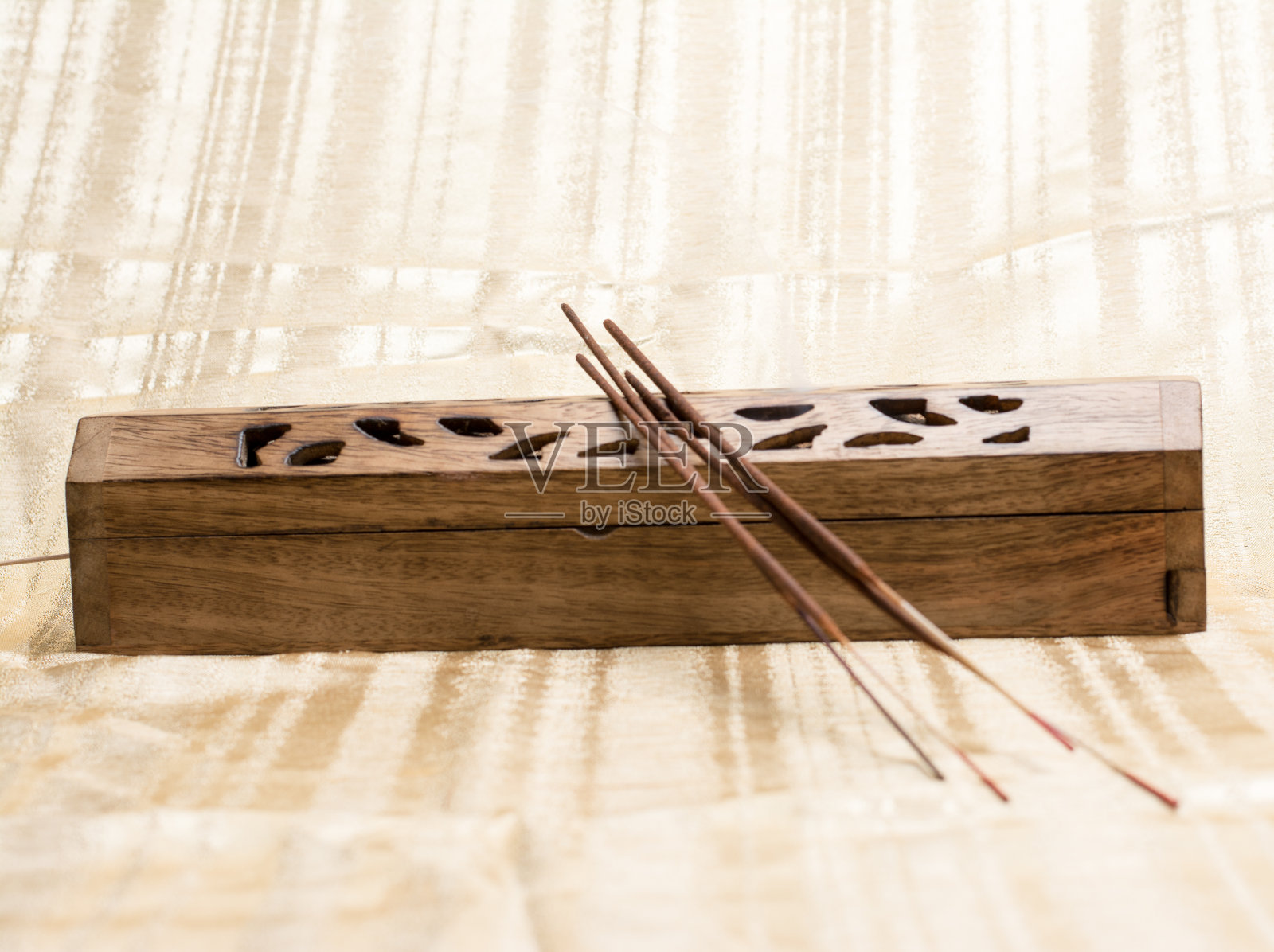 有棍棒和烟的香盒照片摄影图片