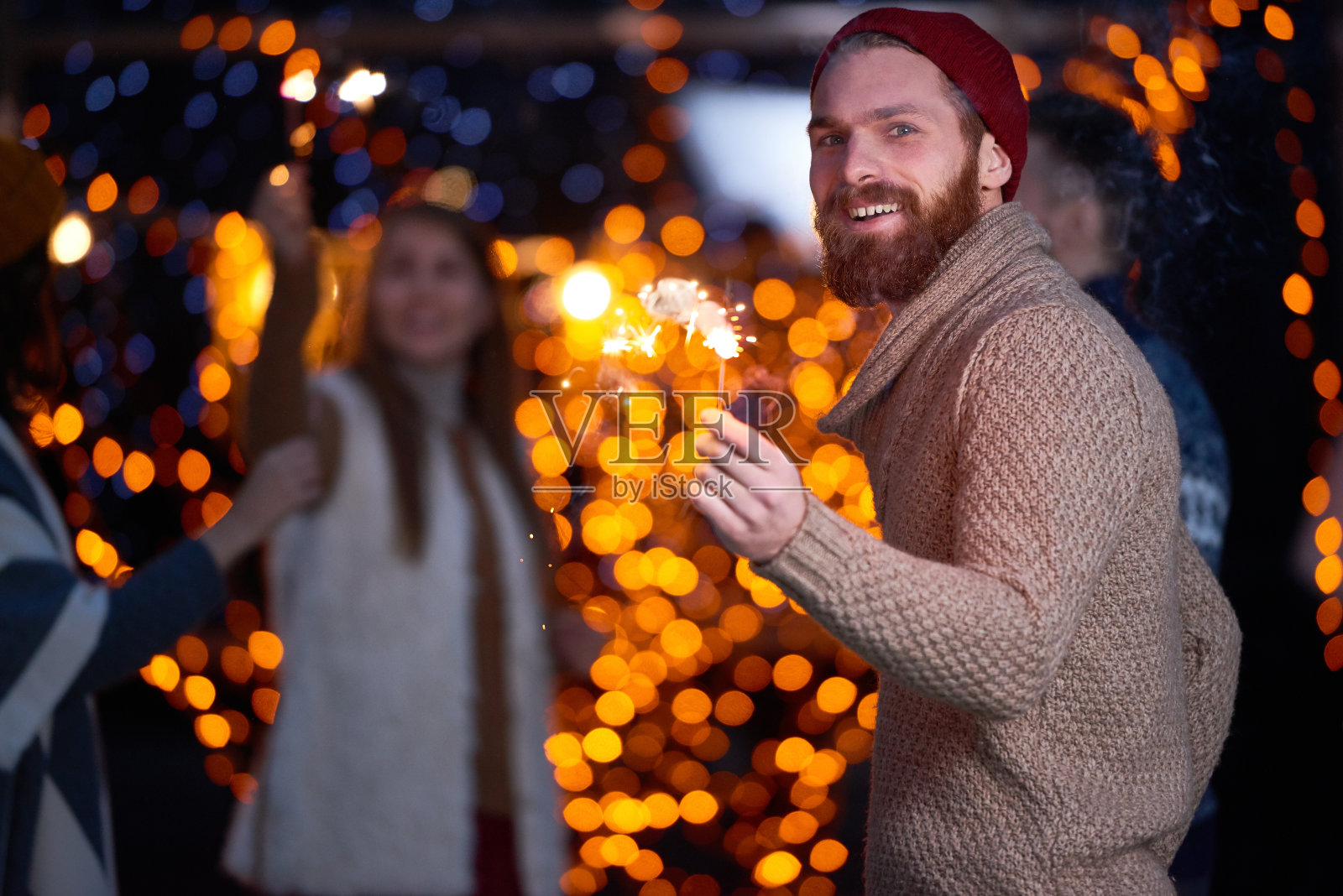 和朋友们在圣诞派对上玩得很开心照片摄影图片