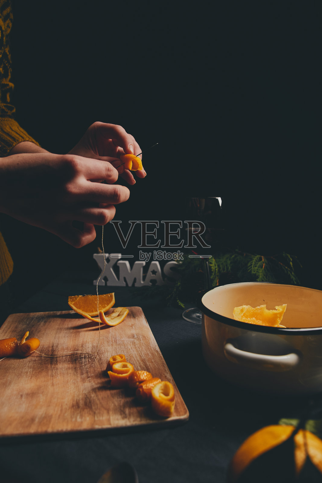 一个女人在为圣诞果酱准备橙子皮照片摄影图片