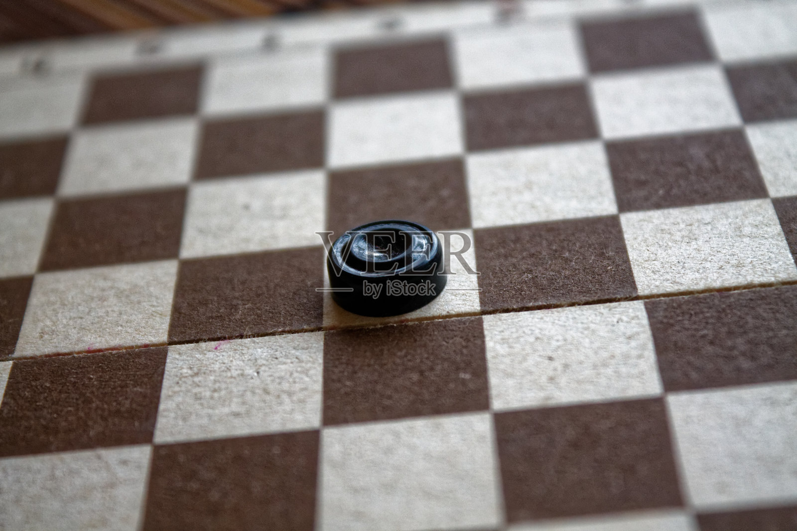 在棋盘上的跳棋准备玩。游戏的概念。棋盘游戏。的爱好。在游戏场上进行的跳棋。照片摄影图片