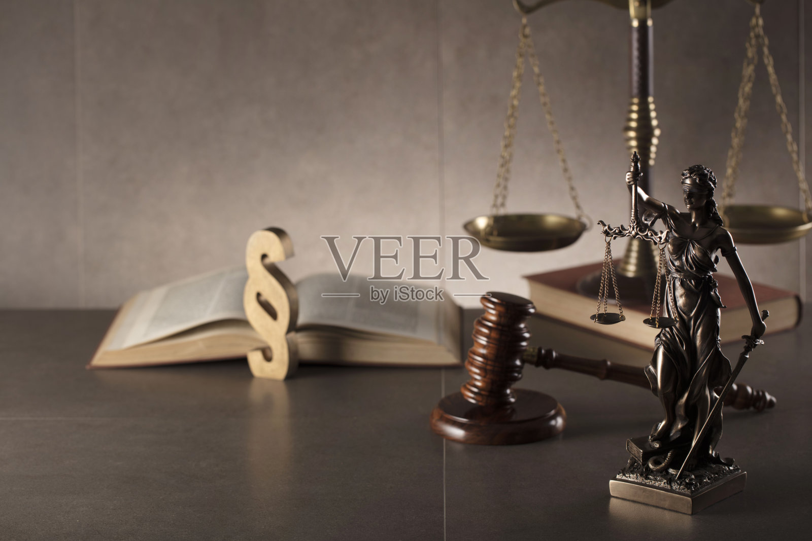 法槌、打开的书本和段落照片摄影图片