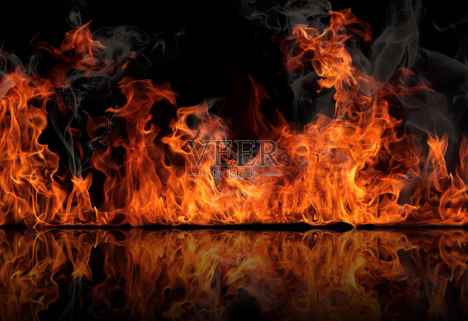 火在黑色背景上的纹理反映在光滑的桌子上。照片摄影图片